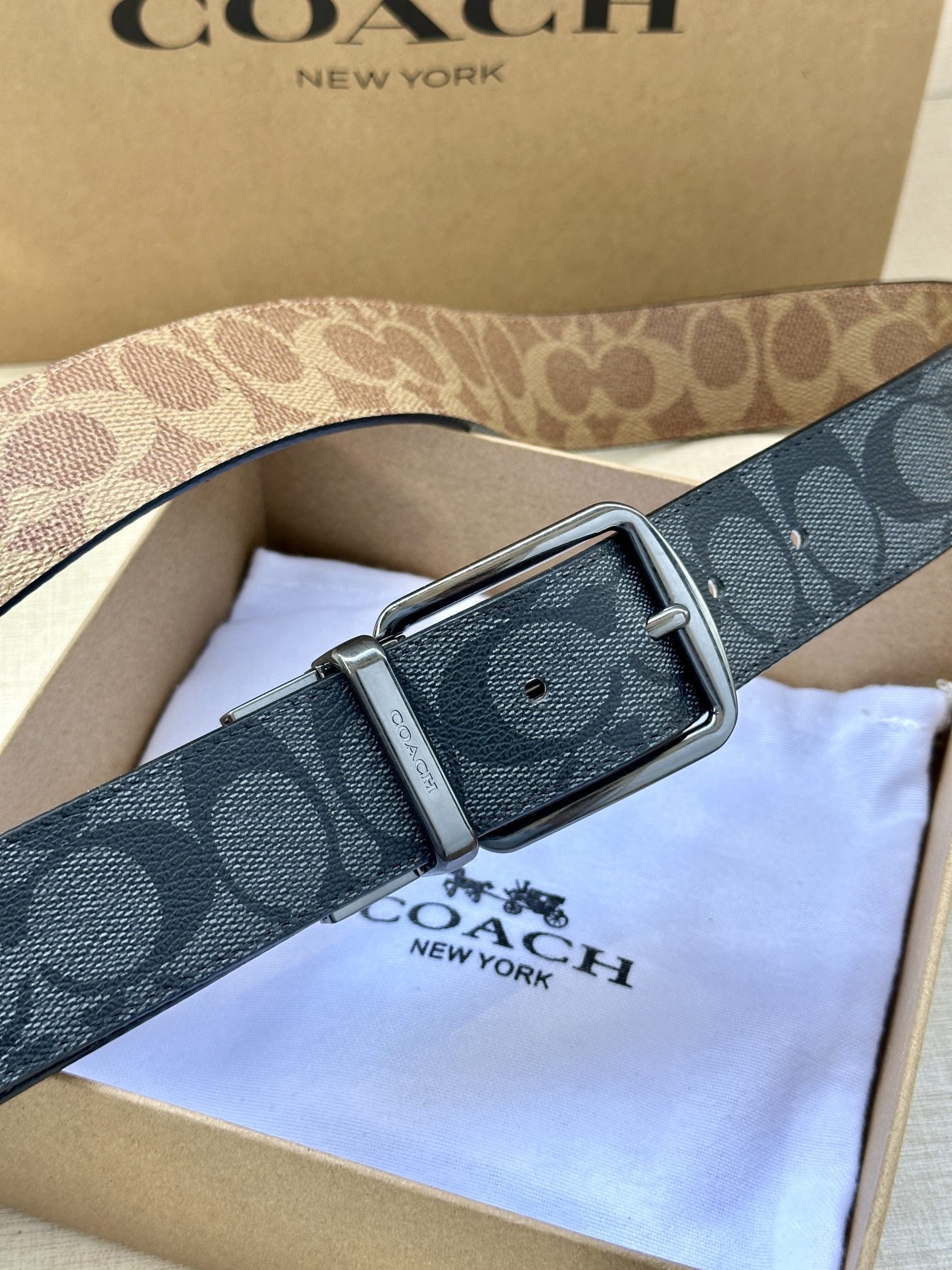 3.7cm（寬）COACH  這款雙面腰帶採用運動小牛皮製作，配有經典標誌帶扣，一款產品，兩種外觀。其合身度可個性定制，可用剪刀進行剪裁。
SAZ
D45
SMM
運動小牛皮
可裁剪
雙面
