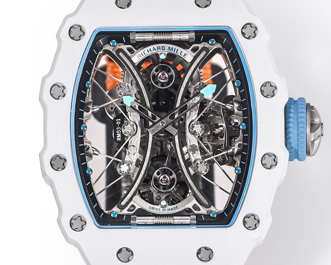 白色TPT石英纖維
【RICHARD MILLE】理查米爾RM53-01 將腕表設計與運動賽事相互結合，完美詮釋了賽場上的勇者堅定信念、頑強拼搏的精神。RM53-01以馬術運動為背景，採用多種高科技材料來抵御運動時帶來的強烈撞擊，從而保證不受破壞、正常運轉。高科技材質打造如同“護具”。“RM 53-01 PABLO MAC DONOUGH”的陀飛輪腕表，此款腕表除具備運動腕表的動感與活力外，還配備了堅固的TPT®碳纖維表殼、層壓藍寶石水晶表鏡以及固定機芯的懸浮式鋼索，有效的降低巨大衝擊