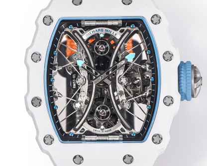 白色TPT石英纖維
【RICHARD MILLE】理查米爾RM53-01 將腕表設計與運動賽事相互結合，完美詮釋了賽場上的勇者堅定信念、頑強拼搏的精神。RM53-01以馬術運動為背景，採用多種高科技材料來抵御運動時帶來的強烈撞擊，從而保證不受破壞、正常運轉。高科技材質打造如同“護具”。“RM 53-01 PABLO MAC DONOUGH”的陀飛輪腕表，此款腕表除具備運動腕表的動感與活力外，還配備了堅固的TPT®碳纖維表殼、層壓藍寶石水晶表鏡以及固定機芯的懸浮式鋼索，有效的降低巨大衝擊