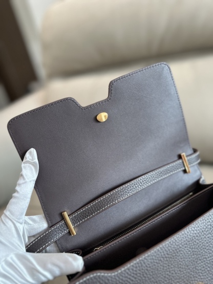 0  B家最新版型立挺的「TB 專屬標識鎖扣包」，選用意大利鞣制粒紋皮革打造，搭配緝明線設計，鎖扣裝飾 Thomas Burberry 靈感專屬標識，可肩背、斜背或打造手拿包造型。
21 x 6 x 16cm❤️型號3311