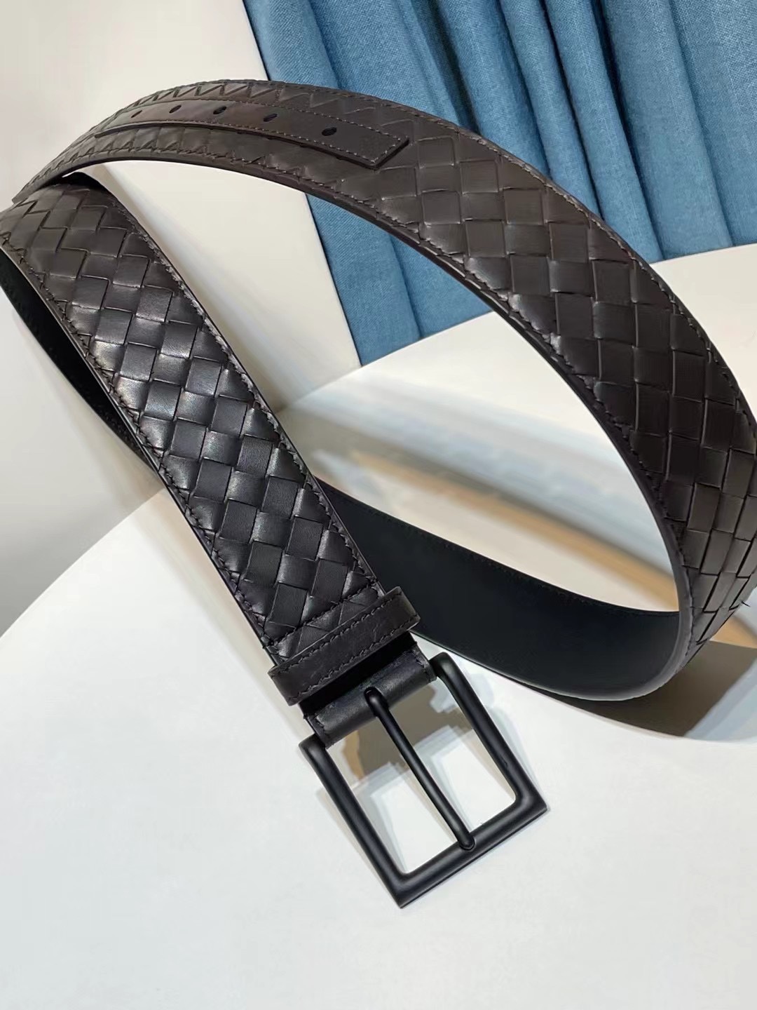 🔥🔥新 🆕純手工編織皮帶可為休閒裝或正裝造型增添優雅韻味，🔥是低調奢華的典範。[嘴唇]採用意大利柔軟的胎小牛皮全手工精工打造而成，鎳色五金扣頭令其更顯獨特別緻、🔥[嘴唇]優雅迷人氣息。[強]4.0cm寬