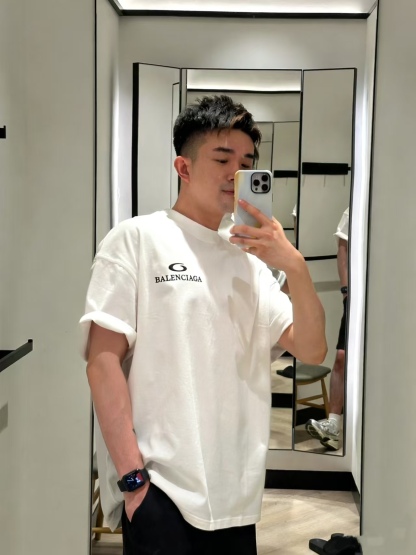Balenciaga/巴黎世家 26ss 後背麥穗刺繡短袖
No.1的質量 真正天花板品質，正確320g定織定染雙紗面料 柔軟舒適，成衣洗水 定染螺紋 無色差 不變形 手工磨爛超重工藝。螺紋領口均為某巴某黎原領口 高包裹度 領口寬度和櫃櫃精確到毫米 厚領口不易變形，注意做工 領口處針腳 無折疊 順暢自然沒重疊線 真正還原 這是多少人都做不到的 ，區別市場通貨!
M1 Size: S-XL