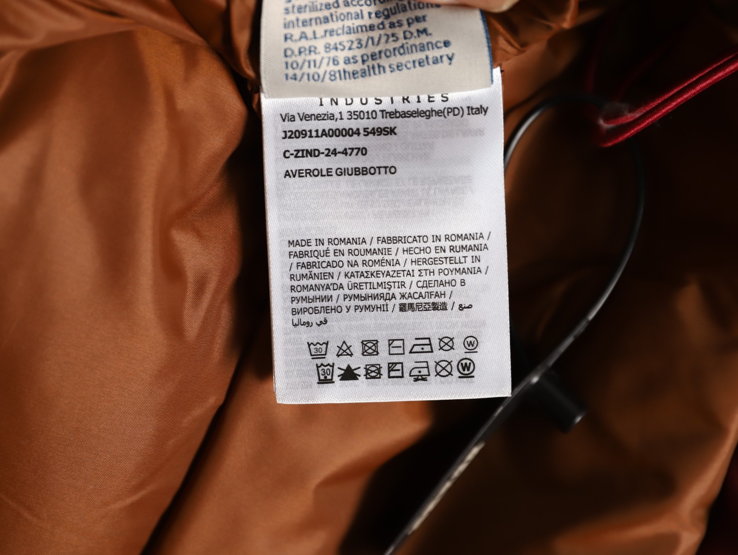 Moncler/蒙口 Gamme Rouge雙口袋連帽羽絨服
Moncler Gamme Rouge男士羽絨服，酒紅色超
有質感，尼龍面料防潑水，90絨填充保暖力滿分
。連帽設計＋金屬按扣，細節控必入！兩個翻蓋
口袋超實用，寬松版型，隨便搭配都很時髦，冬季
出街或戶外都很適合～
A Size:1-5