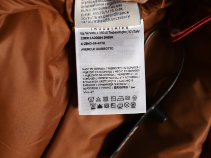 Moncler/蒙口 Gamme Rouge雙口袋連帽羽絨服
Moncler Gamme Rouge男士羽絨服，酒紅色超
有質感，尼龍面料防潑水，90絨填充保暖力滿分
。連帽設計＋金屬按扣，細節控必入！兩個翻蓋
口袋超實用，寬松版型，隨便搭配都很時髦，冬季
出街或戶外都很適合～
A Size:1-5