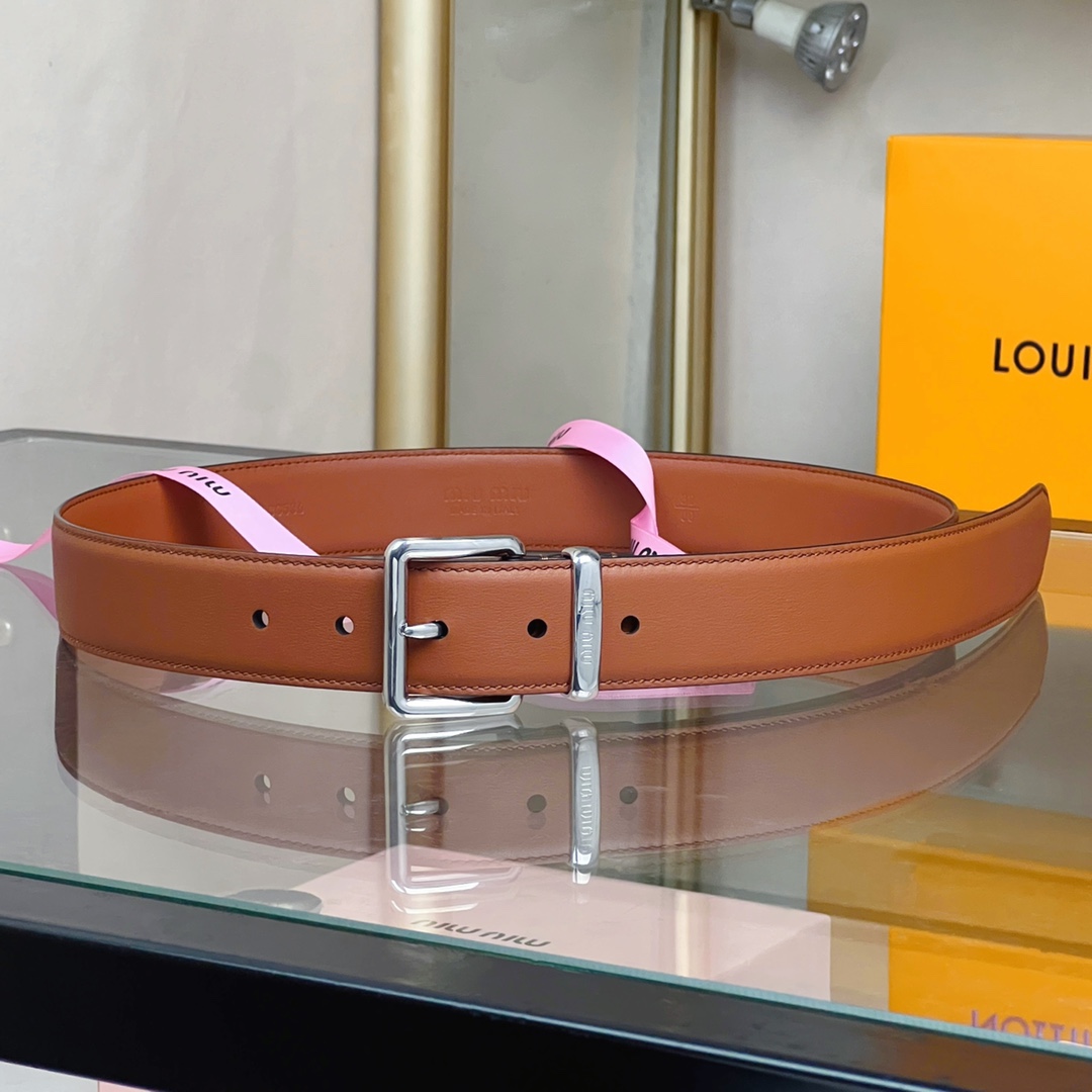 這款皮革腰帶設計簡約而優雅，腰帶環伴以Miu Miu徽標。雙面進口小牛皮 金屬搭扣 腰帶環飾激光雕刻徽標
寬度: 3.5cm
