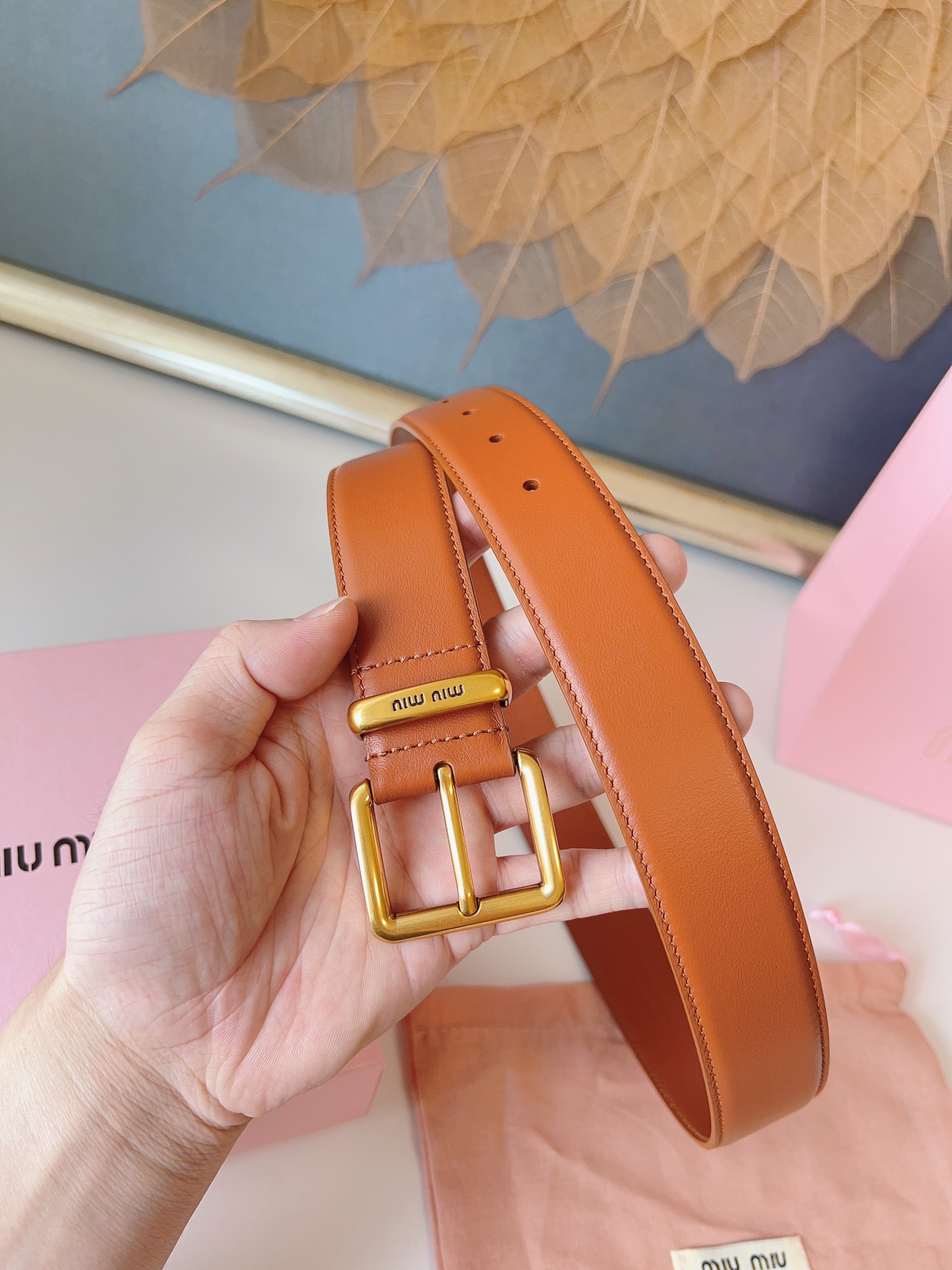 这款皮革腰帶設計簡約而優雅，腰帶環伴以Miu Miu徽標。雙面進口小牛皮 金屬搭扣 腰帶環飾激光雕刻徽標 寬度: 3.5cm
