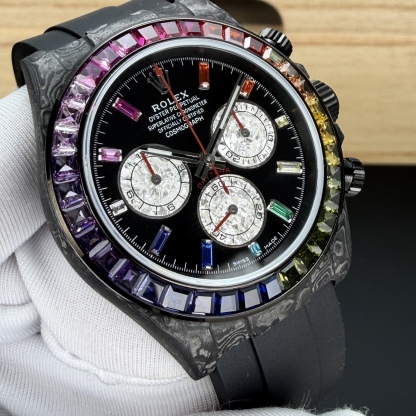 BLAKEN 頂配升級｜彩虹鑽·鉑金眼睛 4代迪通拿
BLAKEN Top Custom • Rainbow Diamond • Platinum Eye
Rolex Daytona 4th Gen 🔥
40mm 全碳纖維高端款｜實拍質感拉滿
Full Carbon Fiber • 40mm High-End Quality
✅ 72H Long Power Reserve
搭載4130一體機芯，72小時長續航，穩定耐用
✅ 魔術貼便攜式錶帶，佩戴方便快捷
Velcro portable strap