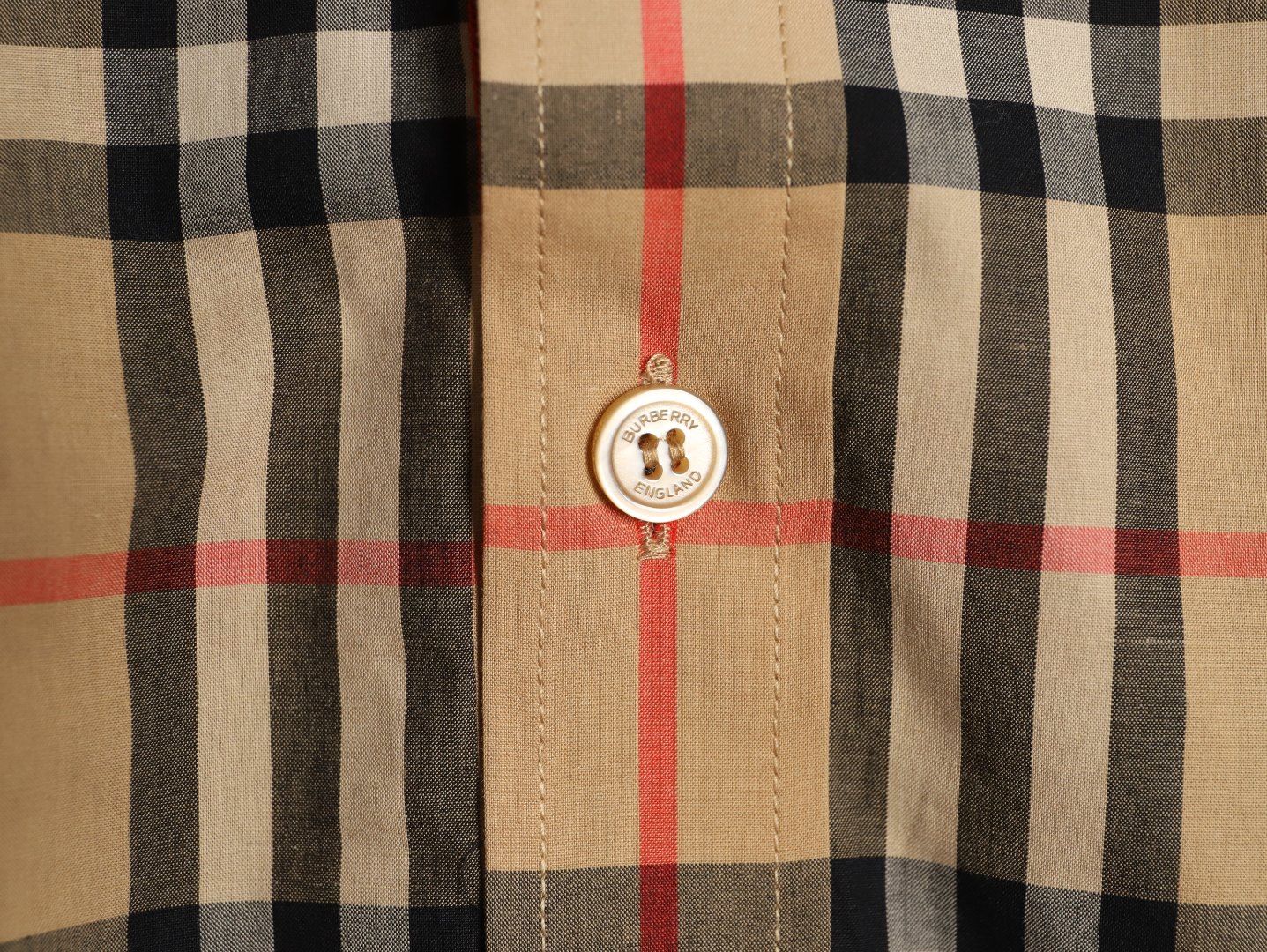 Burberry/巴寶莉 門襟袖口織帶格紋棉質長袖襯衫
面料採用雙股80支梭織斜紋面料，格紋對位，紗線定織定染，
每個獨立的尺碼都是定位裁片，前幅，口袋，
袖子等部位都是對格對位的，工序複製，費時費料，
採用純天然珍珠貝殼紐扣，洗水嘜定制，多處手工一片一片激光剪裁對位，
所有工序，用料都是ZP做法，區別市面一眼假版本
裝飾品牌典藏 復古大格紋，BUR粉絲的衣櫥珍藏款式,尤其是對於忠實的BUR粉來說，
此款更是絕對不能錯過的珍寶級別產物！
顏色：門襟袖口織帶
S Size：S-XL