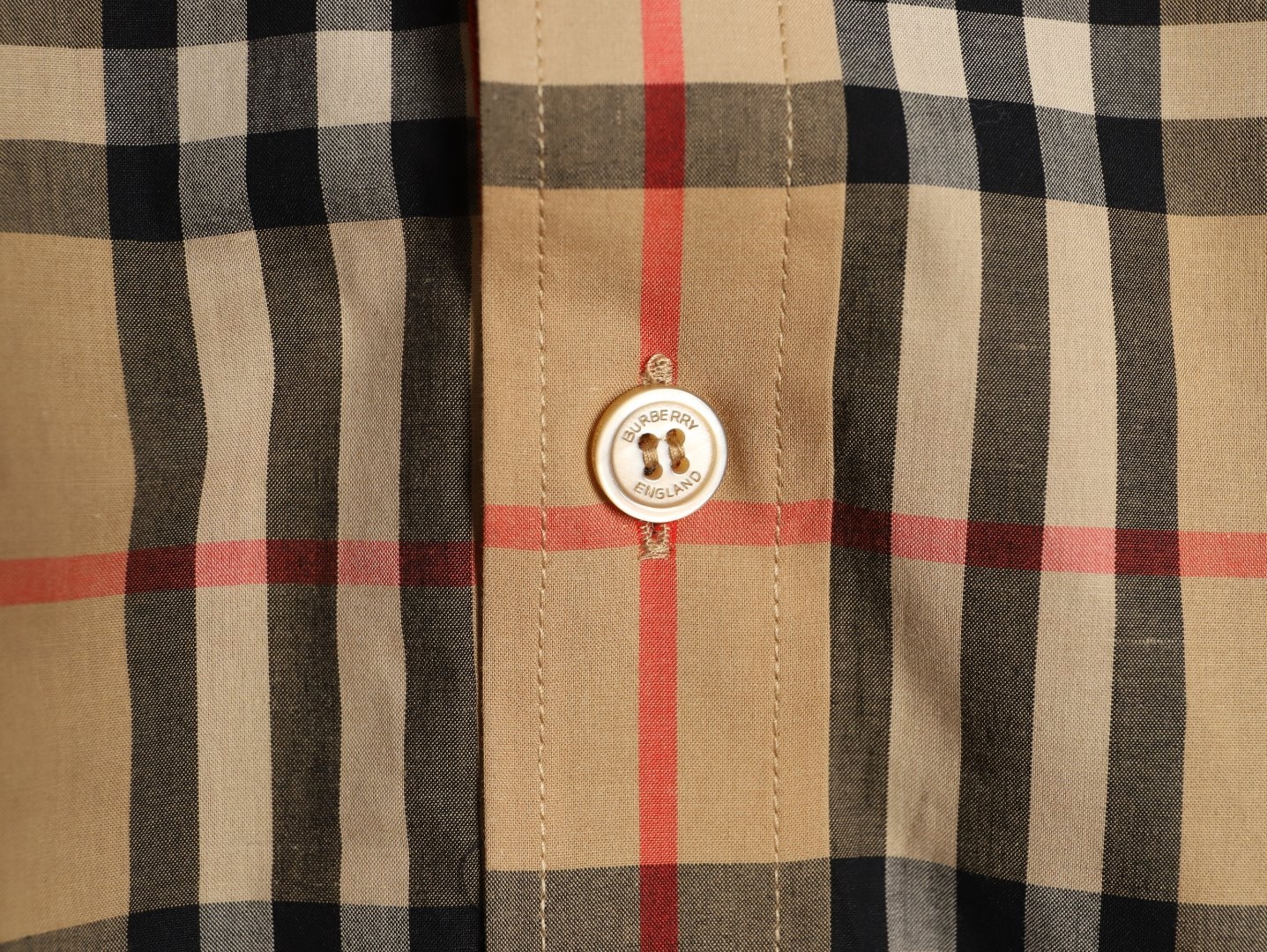 Burberry/巴寶莉 門襟袖口織帶格紋棉質長袖襯衫
面料採用雙股80支梭織斜紋面料，格紋對位，紗線定織定染，
每個獨立的尺碼都是定位裁片，前幅，口袋，
袖子等部位都是對格對位的，工序複製，費時費料，
採用純天然珍珠貝殼紐扣，洗水嘜定制，多處手工一片一片激光剪裁對位，
所有工序，用料都是ZP做法，區別市面一眼假版本
裝飾品牌典藏 復古大格紋，BUR粉絲的衣櫥珍藏款式,尤其是對於忠實的BUR粉來說，
此款更是絕對不能錯過的珍寶級別產物！
顏色：門襟袖口織帶
S Size：S-XL