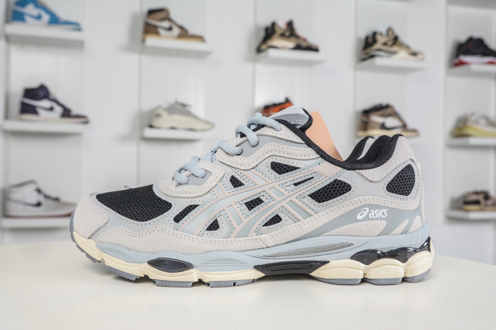 Asics Gel-NYC 亞瑟士運動休閒透氣專業跑鞋 
貨號: 1203A383 004
尺碼：36 37 37.5 38 39.5 40 40.5 41.5 42 42.5 43.5 44 45