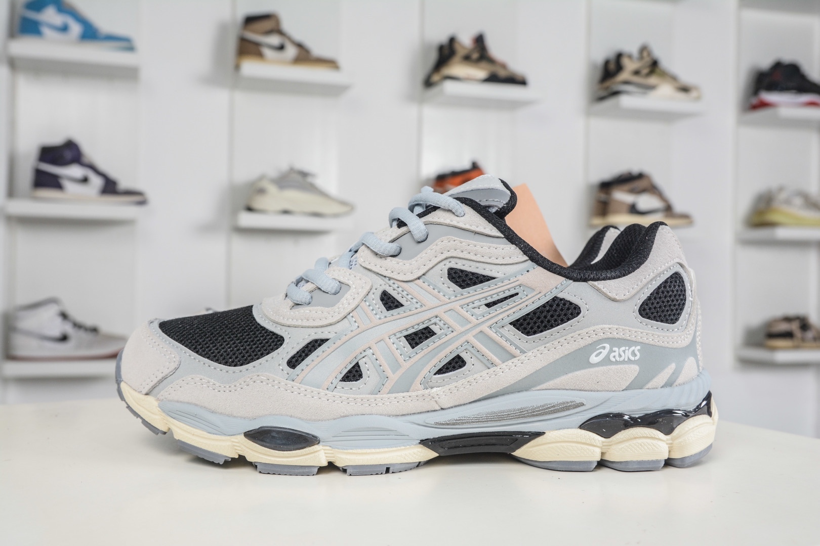 Asics Gel-NYC 亞瑟士運動休閒透氣專業跑鞋 
貨號: 1203A383 004
尺碼：36 37 37.5 38 39.5 40 40.5 41.5 42 42.5 43.5 44 45