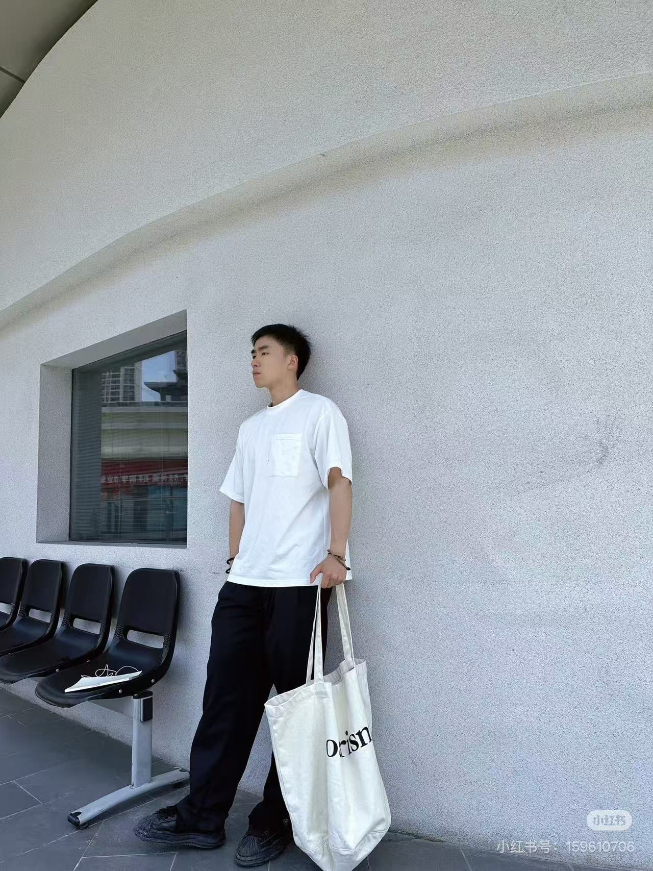 LOUIS VUITTON/路易威登LV  暗紋老花口袋短袖T恤  
面料採用300克重雙紗面料，定制32支1*1螺紋，成衣兩遍水洗處，面料舒適親膚無異感，定制定染面料， 紡織密度高，垂感佳，不易變形，厚織感加上緊密紡紗工藝，不會影響面料的透氣性，成色的飽和度很高，進口數碼直噴印花工藝，百搭好看的一款短袖，寬松版型遮肉顯瘦不挑人
M1 Size: XS-L