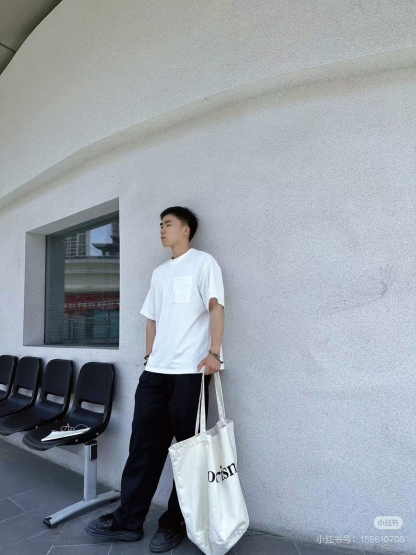 LOUIS VUITTON/路易威登LV  暗紋老花口袋短袖T恤  
面料採用300克重雙紗面料，定制32支1*1螺紋，成衣兩遍水洗處，面料舒適親膚無異感，定制定染面料， 紡織密度高，垂感佳，不易變形，厚織感加上緊密紡紗工藝，不會影響面料的透氣性，成色的飽和度很高，進口數碼直噴印花工藝，百搭好看的一款短袖，寬松版型遮肉顯瘦不挑人
M1 Size: XS-L