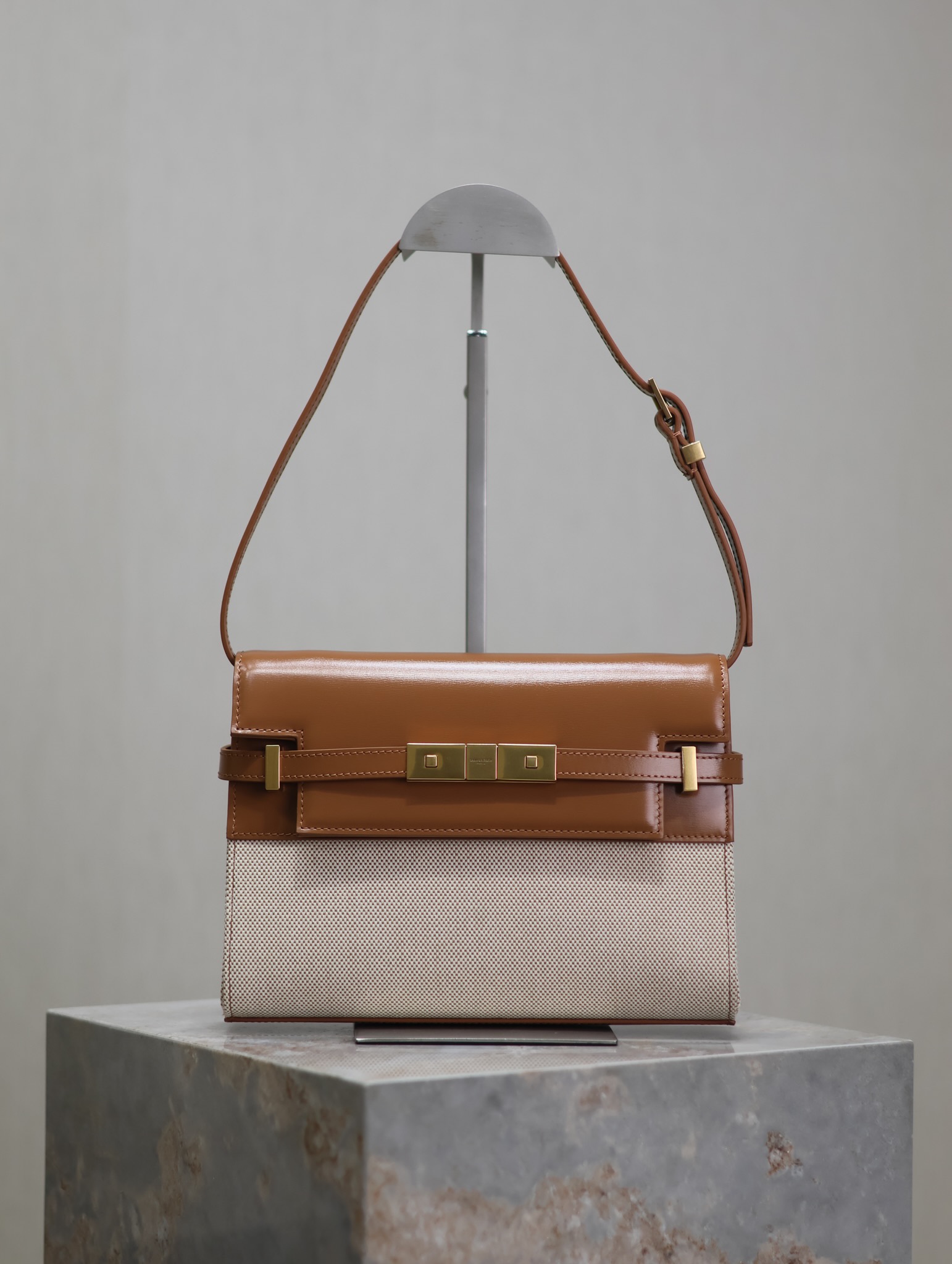 Manhattan_24cm
專櫃同步新款Manhattan法棍包小號24cm全新到貨！最新包型翻蓋曼哈頓法棍包，一改以往經典的logo，取而代之低調簡約的設計風格，它有點像H家的凱莉，很有復古的味道！商務➕休閒兩者結合，總結起來就是百搭！可以手拿，可以單肩或斜挎，一包多用，滿足了商務型女士，又滿足了小女生的休閒！精心挑選的原廠皮、完美的走線、精緻的五金讓整個包包都散髮出高級的味道！
型號：675626
尺寸：24x17.5x6cm