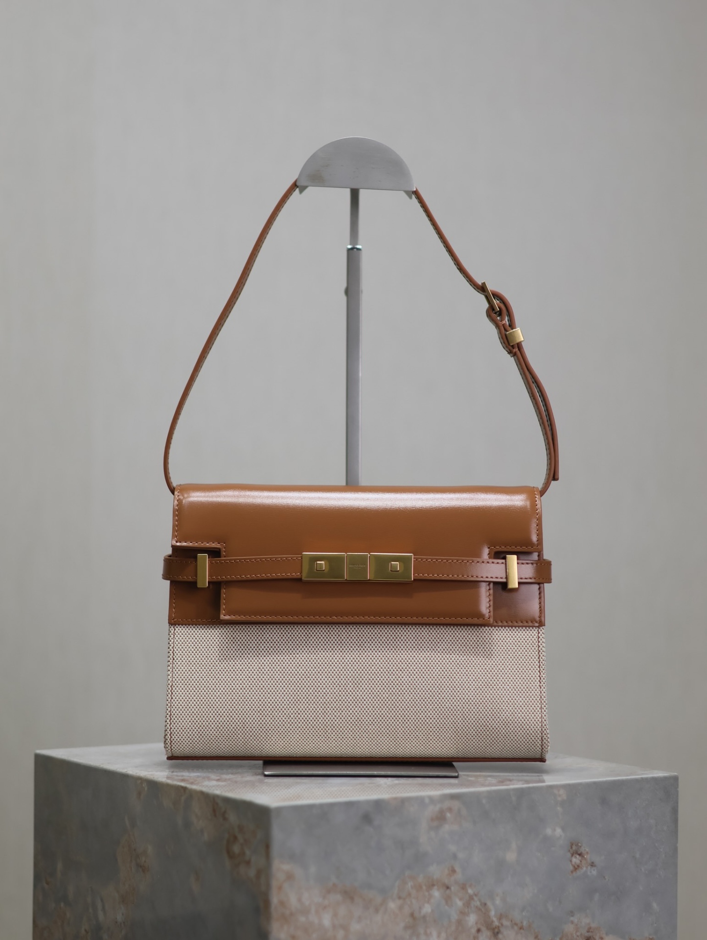 Manhattan_24cm
專櫃同步新款Manhattan法棍包小號24cm全新到貨！最新包型翻蓋曼哈頓法棍包，一改以往經典的logo，取而代之低調簡約的設計風格，它有點像H家的凱莉，很有復古的味道！商務➕休閒兩者結合，總結起來就是百搭！可以手拿，可以單肩或斜挎，一包多用，滿足了商務型女士，又滿足了小女生的休閒！精心挑選的原廠皮、完美的走線、精緻的五金讓整個包包都散髮出高級的味道！
型號：675626
尺寸：24x17.5x6cm