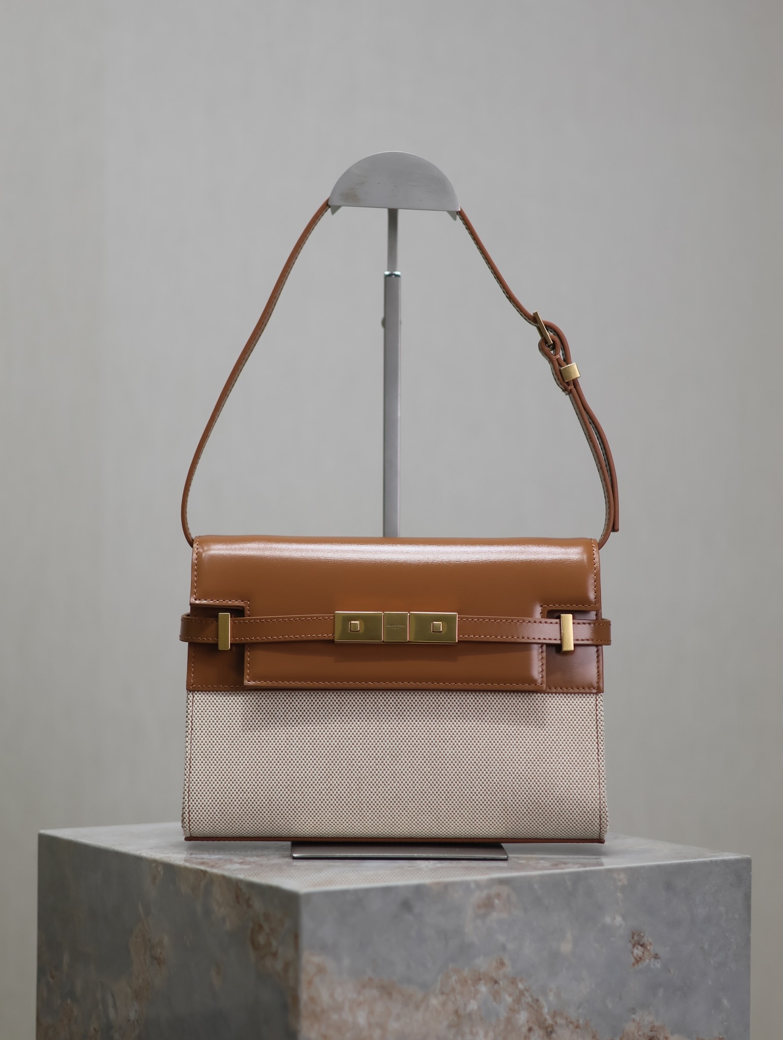 Manhattan_24cm
專櫃同步新款Manhattan法棍包小號24cm全新到貨！最新包型翻蓋曼哈頓法棍包，一改以往經典的logo，取而代之低調簡約的設計風格，它有點像H家的凱莉，很有復古的味道！商務➕休閒兩者結合，總結起來就是百搭！可以手拿，可以單肩或斜挎，一包多用，滿足了商務型女士，又滿足了小女生的休閒！精心挑選的原廠皮、完美的走線、精緻的五金讓整個包包都散髮出高級的味道！
型號：675626
尺寸：24x17.5x6cm