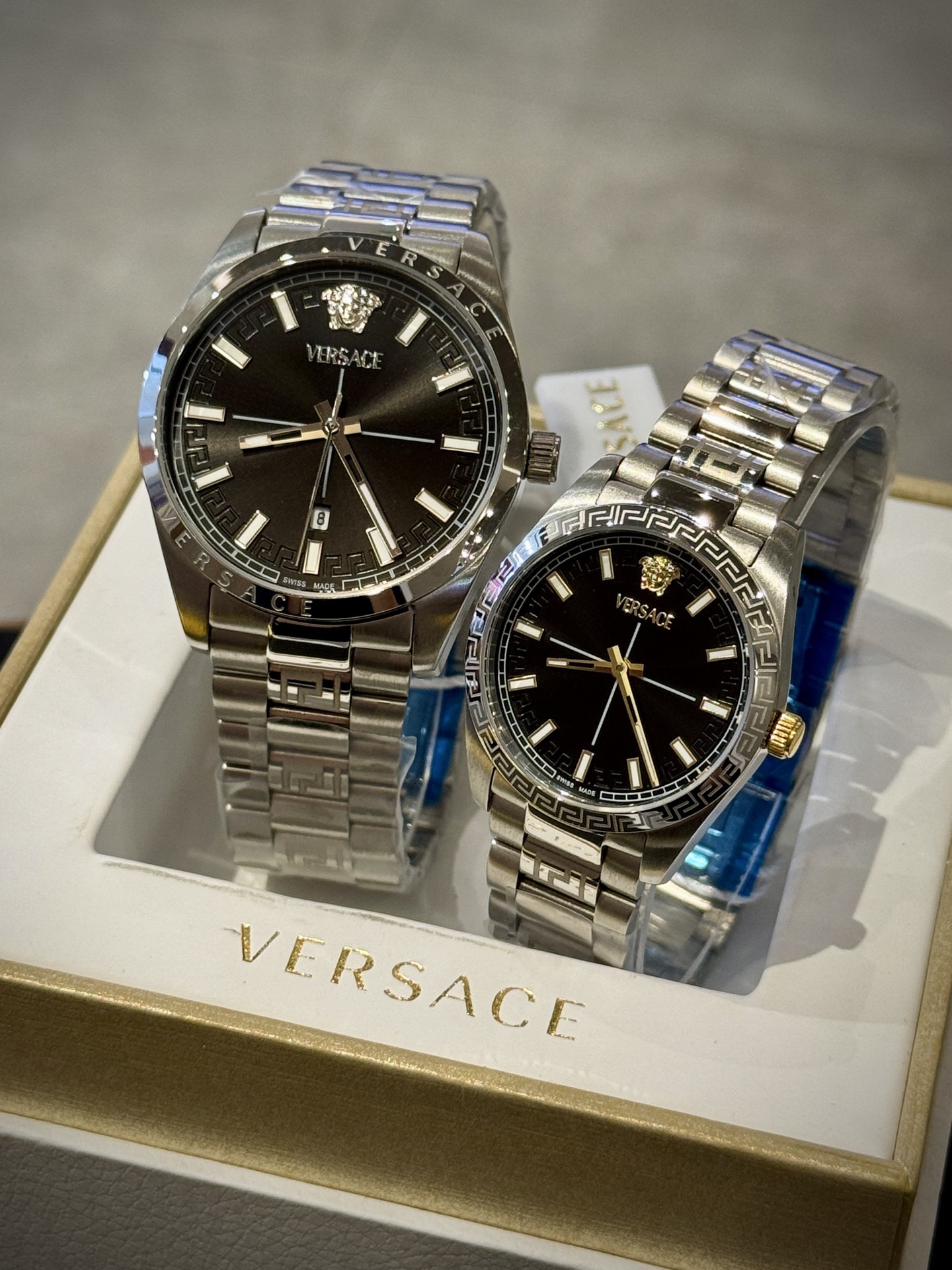 Versace範思哲石英手錶，VERSACE MILLENYIUM  LADY系列，採用希臘回紋元素錶盤，12時位飾有美杜莎頭像展現範思哲經典圖案魅力，錶鏈印刻希臘回紋搭配雙按蝴蝶扣設計，兼具時尚與舒適，錶盤男款40mm 女款32mm 30米生活防水，進口石英機芯

立即搶購👉