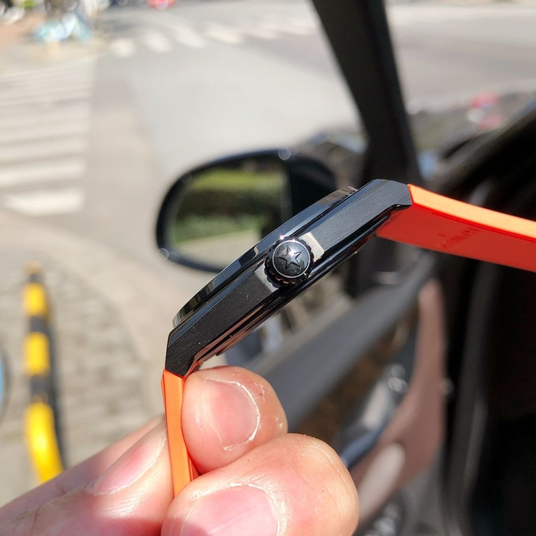 95.9000.670/78.R782
品牌：真力時
系列：DEFY
性別：男士
我來糾錯 
機芯 機芯型號：9015改Elite 670 SK
機芯類型：全自動機械
機芯直徑：25.60毫米
機芯厚度：3.88毫米
振頻：28800每小時振蕩次數
寶石數：27個
零件數：187個
動力儲備：50小時
我來糾錯 
外觀 表徑：41毫米
表殼厚度：10.75毫米
表盘颜色：镂空
表盘形状：圆形
表带颜色：黑色
表扣类型：针扣
背透：背透，透明蓝宝石水晶
防水深度：100米
表耳间距：暂无
