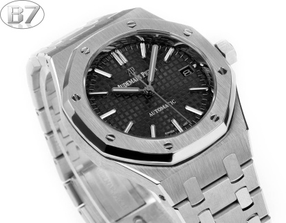 B7  Factory
AP愛彼 女款愛彼皇家橡樹 剔除機芯甲板多餘部分，使之變得更加鏤空——成就鋼表巔峰—— 實力演繹 衛冕“鋼”王！【6大精妙之處】1.正品拆解開模，尺寸為37毫米與正品一致！2.完美還原正品表殼的每一處細節，盡顯正品“稜角分明 堅毅果敢”的陽剛氣質。3.鋼帶的做工無可挑剔，比市面上任何鋼帶表做工均要更上一層樓，鋼帶頭粒和表頭銜接的“緩衝帶”的鬆緊程度與正品一模一樣。4.自動陀的與原裝致敬，是市面唯一做到顏色於原裝一致的版本（市面一般版本均偏紅）其上的ap族徽雕刻獨一無二。