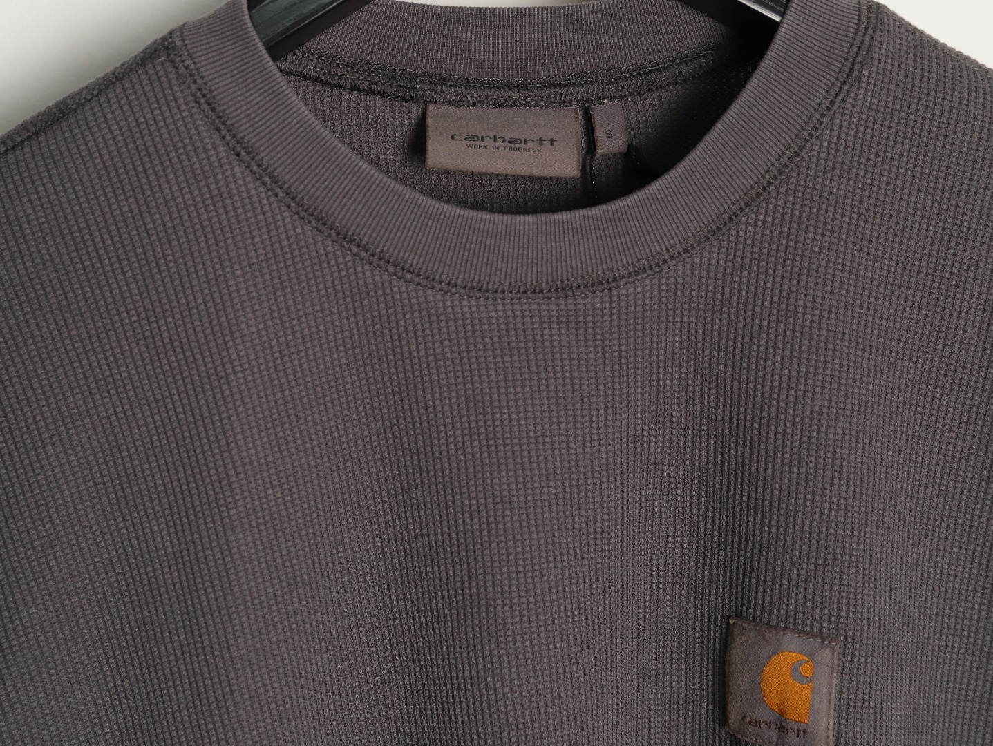 🔝Carhartt 卡哈特 華夫格洗長袖T恤 
定織定染華夫格面料 面料特殊性很大縮水性以及版型都需要考慮在內 控制的縮率都是經過3道工序 第一道面料洗水 第二道面料烘乾 第三道酵素洗 三道後的控制縮率幾乎已經達到最佳狀態
尺碼：S-XL