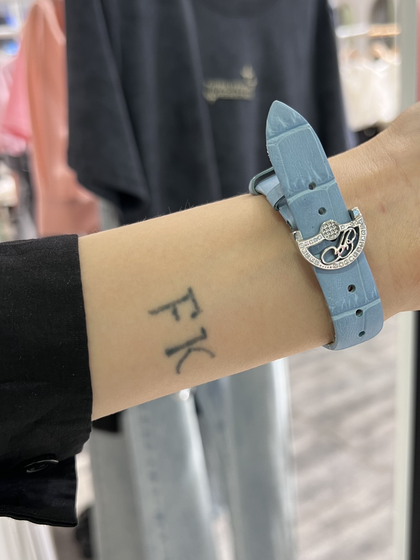 上手圖

優雅出品史上最強復刻女表——寶璣那不勒斯皇后  黃金殼  系列驚艷登場，修正市場版本的所有不足，高貴典雅，盡顯女王風範！
【表殼】腕表尺寸分別為中號36.5x28.5毫米 小號33 x 25毫米
鵝卵形表殼高雅大氣，表殼外緣飾有錢幣紋。表圈和表殼周圍鑲嵌共117顆施華洛水晶（約0.99克拉）。表冠處鑲有一顆梨形晶石（約0.26克拉）
【精彩細節】
1.與原裝吻合，在表殼背部均打有貴金屬標識，效果清晰工整，彰顯腕表檔次。2.穹面玻璃，從側面看不僅有魚眼效果，還能折射鑽石帶來的璀璨光芒，更顯腕表高貴