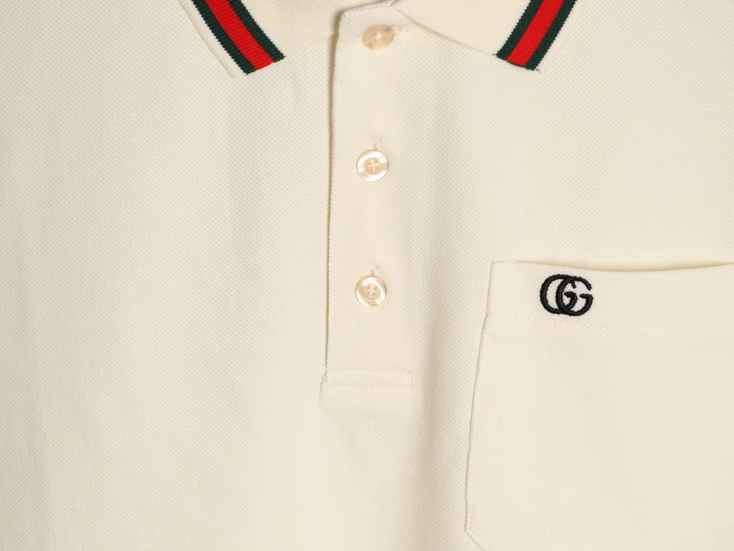 Gucci/古馳 24ss 胸口雙G刺繡Polo短袖
原品購入，採用60支雙股250克重棉氨混紡雙面珠地面料，條紋相間拼色衣領定為雙系統提花定織扁機製成。GG互扣刺繡圖案採用進口田島機器，榻榻米刺繡搭配挨針繡工藝，刺繡非常的飽滿，精細針法綿密，以榻榻米刺繡工藝打底，挨針繡描廓邊緣及字母繡花，層次清晰豐富立體。前胸無明線無散口雙層面筒，袖口縫盤螺紋同為扁機織造，採用TAJIMA進口機台加工，人工手縫領標開背領標帶防偽芯片，紐扣開模天然塔羅貝炭黑刻字牛角扣，三標輔料同步定 制。經典翻領設計
