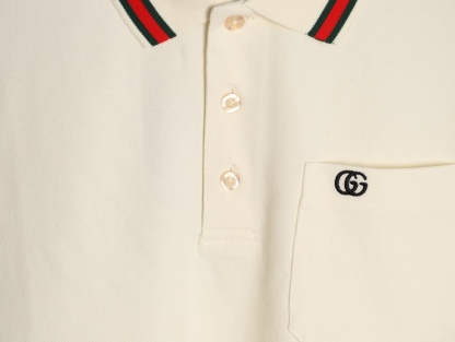 Gucci/古馳 24ss 胸口雙G刺繡Polo短袖
原品購入，採用60支雙股250克重棉氨混紡雙面珠地面料，條紋相間拼色衣領定為雙系統提花定織扁機製成。GG互扣刺繡圖案採用進口田島機器，榻榻米刺繡搭配挨針繡工藝，刺繡非常的飽滿，精細針法綿密，以榻榻米刺繡工藝打底，挨針繡描廓邊緣及字母繡花，層次清晰豐富立體。前胸無明線無散口雙層面筒，袖口縫盤螺紋同為扁機織造，採用TAJIMA進口機台加工，人工手縫領標開背領標帶防偽芯片，紐扣開模天然塔羅貝炭黑刻字牛角扣，三標輔料同步定 制。經典翻領設計