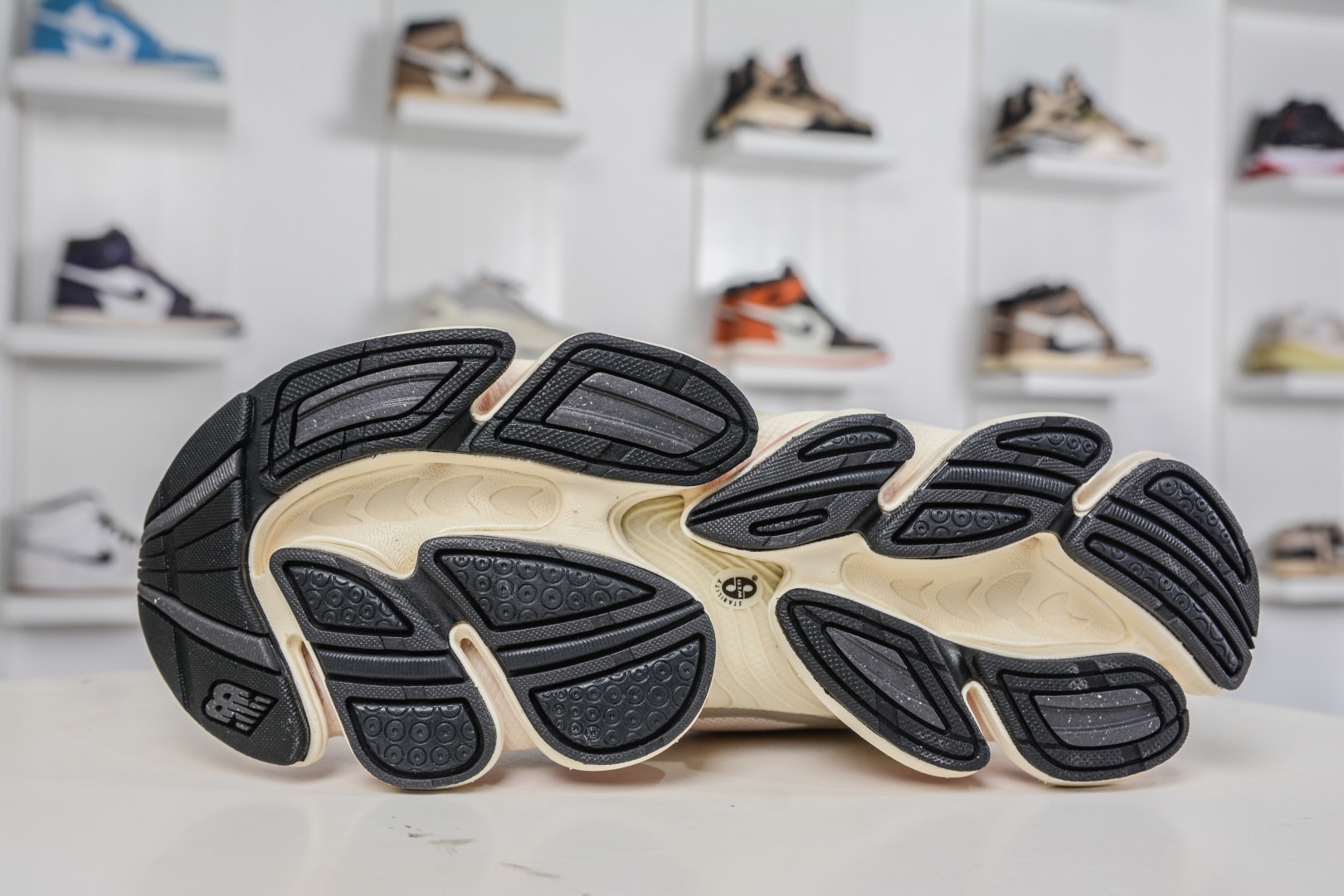 New Balance NB2000 舒適百搭防滑耐磨低幫 休閒跑步鞋 New Balance 
貨號：U20008XQ
Size：36-46.5