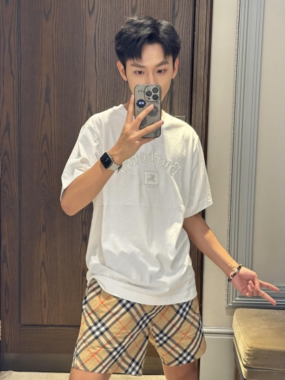 🔝BURBERRY巴寶莉BBR 哥特體刺繡短袖T恤
正品購入，100%洗後維斯棉235克，舒彈羅紋285克，進口刺繡，面料酵洗，定制1：1商標，寬松版型
B Size：S-XL