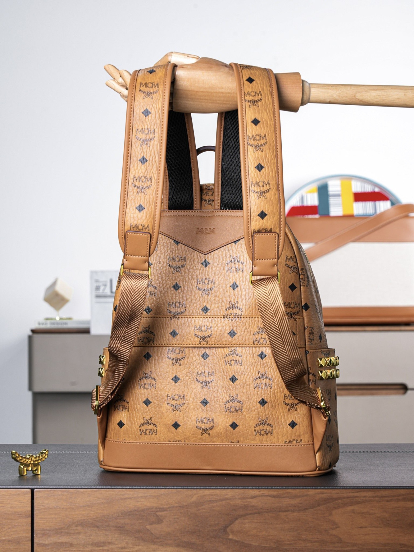 𝙈𝘾𝙈 𝙎𝙩𝙖𝙧𝙠 𝙎𝙞𝙙𝙚 𝙎𝙩𝙪𝙙𝙨𝘽𝙖𝙘𝙠𝙥𝙖𝙘𝙠 𝙞𝙣 𝙑𝙞𝙨𝙚𝙩𝙤𝙨
干邑色小中号#铆钉双肩背包🎒·CP独家出品®️干邑色
这款Visetos经典花纹人造革双肩背包采用金字塔形铆钉装饰及天然Nappa皮革饰边设计。
这一标志性的便携单品展现了全球移动一族的无限精神。这款Stark双肩背包采用经典Visetos及天然Nappa皮革制成，能将电子产品、文件及配饰收纳得井井有条。金字塔形铆钉勾勒出包袋