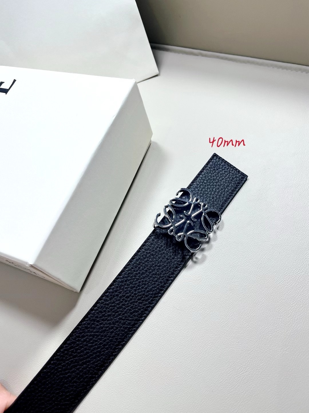 羅意威LoEWE 4.0cm正反兩穿腰帶，選用壓紋牛皮革製成，反復Anagram圖案