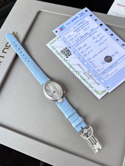 優雅出品史上最強復刻女表——寶璣那不勒斯皇后  黃金殼  系列驚艷登場，修正市場版本的所有不足，高貴典雅，盡顯女王風範！
【表殼】腕表尺寸分別為中號36.5x28.5毫米 小號33 x 25毫米
鵝卵形表殼高雅大氣，表殼外緣飾有錢幣紋。表圈和表殼周圍鑲嵌共117顆施華洛水晶（約0.99克拉）。表冠處鑲有一顆梨形晶石（約0.26克拉）
【精彩細節】
1.與原裝吻合，在表殼背部均打有貴金屬標識，效果清晰工整，彰顯腕表檔次。2.穹面玻璃，從側面看不僅有魚眼效果，還能折射鑽石帶來的璀璨光芒，更顯腕表高貴血統。
3