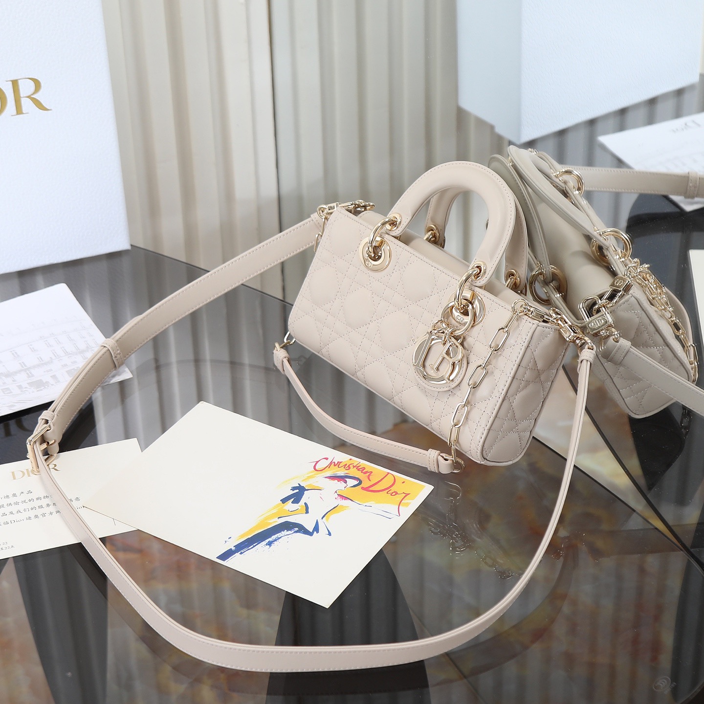 D-joy  原廠級別 

小號尺寸 米色現貨‼️ M0613

全新D-joy強勢回歸，最新小號✔️大爆款的節奏🔥，包包自帶兩條肩帶，多種背法🙋🏻‍♀️，上身又美又颯，經典的菱格設計🥅，搭配漆皮優雅又時尚🌿

size：22.5-6-11.5cm
