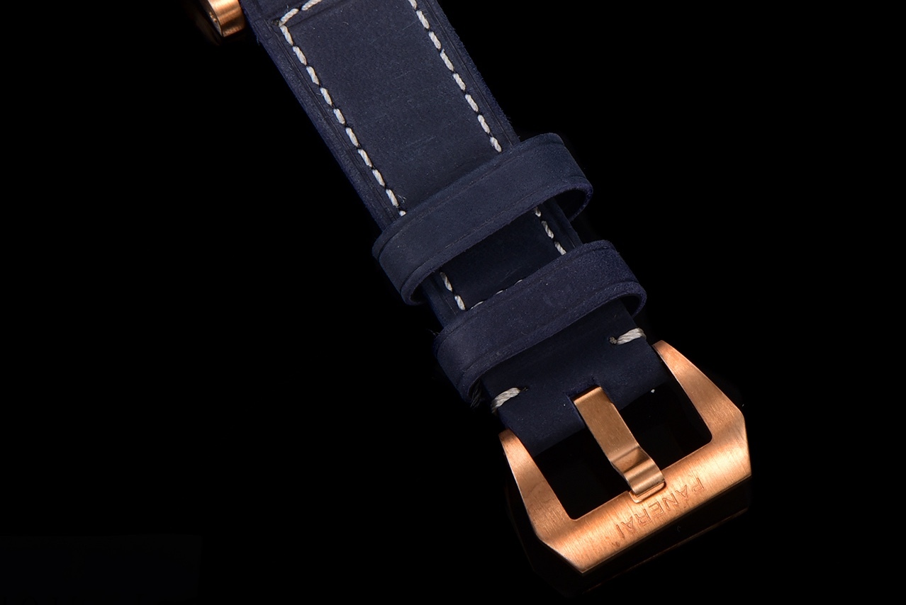 SB限量發行：沛納海潛行系列PAM01074腕表，青銅表殼搭配藍色意大利進口小牛皮錶帶，啞光藍色錶盤，棒狀及圓點時標以米色Super-LumiNova™夜光塗層塗覆，綠色夜光顯示，搭載P.900型自動機械機芯，42毫米。