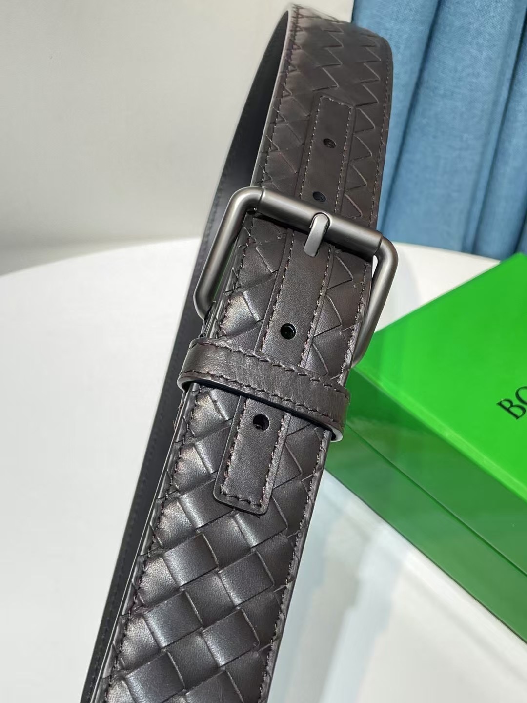 🔥🔥🆕純手工編織皮帶可為休閒裝或正裝造型增添優雅韻味，🔥是低調奢華的典範。[嘴唇]採用意大利柔軟的胎小牛皮全手工精工打造而成，錁色五金扣頭令其更顯獨特別緻、🔥[嘴唇]優雅迷人氣息。[強]4.0cm寬