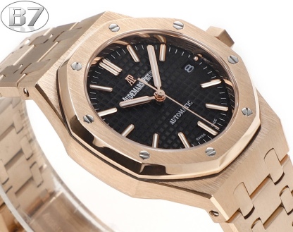 B7  Factory
AP愛彼 女款愛彼皇家橡樹 剔除機芯甲板多餘部分，使之變得更加鏤空——成就鋼表巔峰—— 實力演繹 衛冕“鋼”王！【6大精妙之處】1.正品拆解開模，尺寸為37毫米與正品一致！2.完美還原正品表殼的每一處細節，盡顯正品“稜角分明 堅毅果敢”的陽剛氣質。3.鋼帶的做工無可挑剔，比市面上任何鋼帶表做工均要更上一層樓，鋼帶頭粒和表頭銜接的“緩衝帶”的鬆緊程度與正品一模一樣。4.自動陀的與原裝致敬，是市面唯一做到顏色於原裝一致的版本（市面一般版本均偏紅）其上的ap族徽雕刻獨一無二。