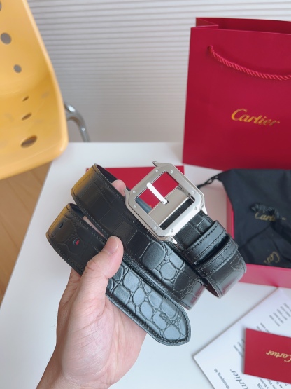
Cartier（卡地亞）憑借匠心傑作展現與眾不同的美感，融合精湛工藝與經典設計，演繹雋永風格；瀟灑不羈，果敢獨立！此款式易搭配服飾；休閒正裝兩相宜。皮帶寬度：35mm
