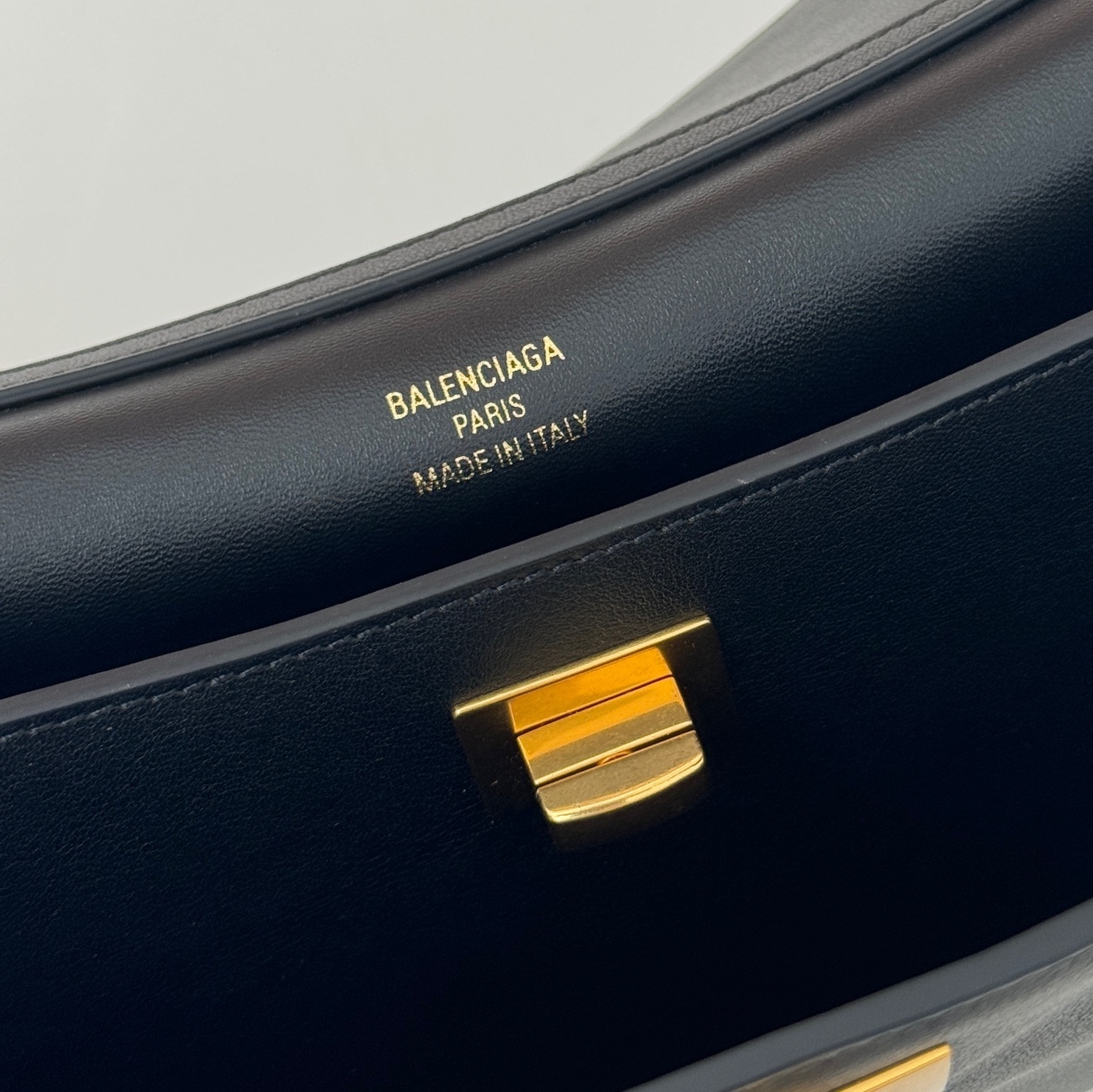 巴黎世家𝗕𝗮𝗹𝗲𝗻𝗰𝗶𝗮𝗴𝗮 🖤🖤出貨了！
款號：795456克色金扣
尺寸：22.8×9.9×8.3cm
