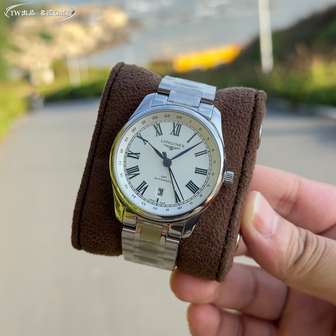 浪琴最新名匠經典復刻GMT兩地時腕表，新品首推  ！ 腕表新搭配煥新設計的羅馬錶盤，集奢華，精緻和使用於一身。機芯採用進口2836一體機GMT兩地時， 正品同步，走時精准 ，                                           腕表直徑40mm，配備防眩目藍寶石鏡面，皮帶採用進口意大利灰色頭層小牛皮，     羅馬數字更加生動，更添視覺深度，黑色指針更能顯示GMT功能，名匠腕表向來以攜永經典，優雅內斂的風格而著稱