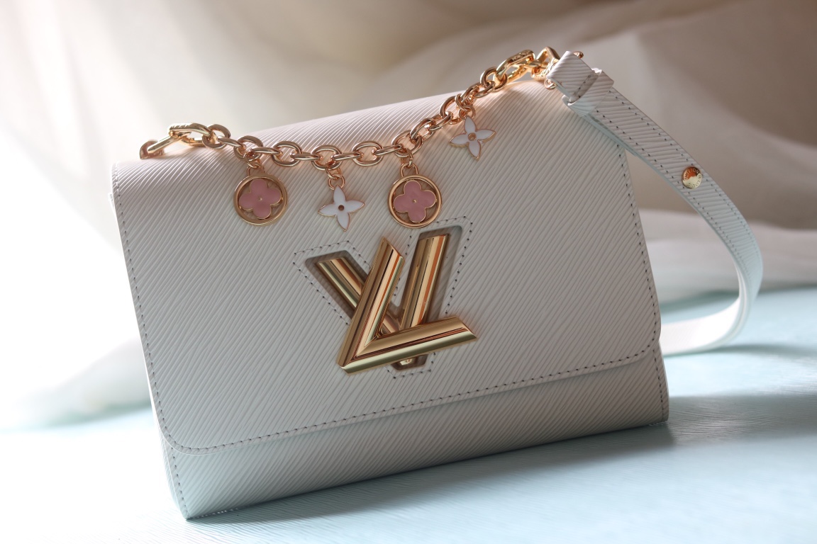 [玫瑰]最新款[玫瑰][玫瑰] 原版品質【獨家實拍 款號:50506/M11723/M11724/M11725 】
 本款 Twist 中號手袋擁有 Epi 皮革的考究肌理，搭配牛皮革內襯和光滑牛皮革飾邊。琺 Monogram 花卉懸掛於纖細鏈條，可拆卸並調節的肩帶實現肩背和斜挎選擇。17 x 9.5 x 23釐米(高 x 寬 x 長度)