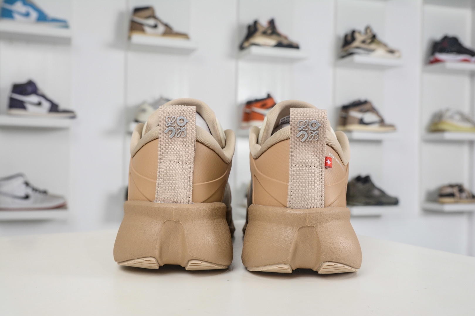 LOEWE羅意威 x ON昂跑 聯名款 Cloudsolo 
貨號: 3MF30664615
尺碼：36 36.5 37 37.5 38 38.5 39 40 40.5 41 42 42.5 43 44 44.5 45 46（真半碼）（⚠️袋子丟失扣10）