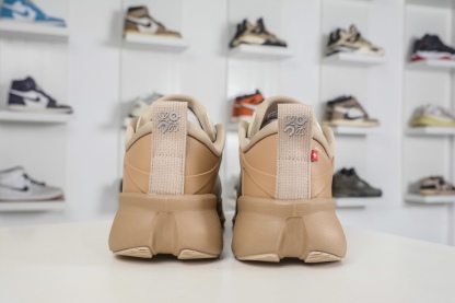 LOEWE羅意威 x ON昂跑 聯名款 Cloudsolo 
貨號: 3MF30664615
尺碼：36 36.5 37 37.5 38 38.5 39 40 40.5 41 42 42.5 43 44 44.5 45 46（真半碼）（⚠️袋子丟失扣10）