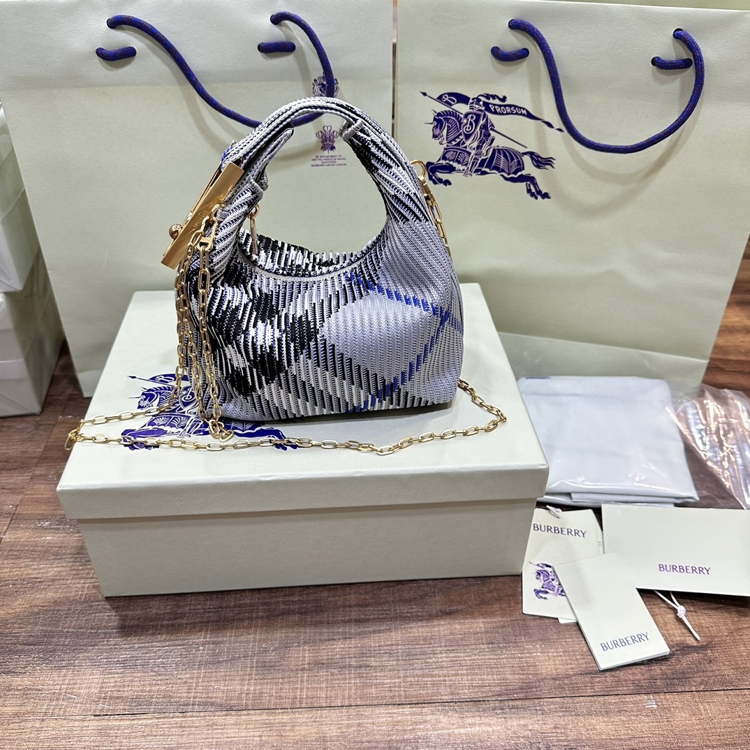 迷你鏈條版Peg手拿包全新mini
新增可拆卸金屬鏈條 實用性更強
尺寸16×10× 26cm.