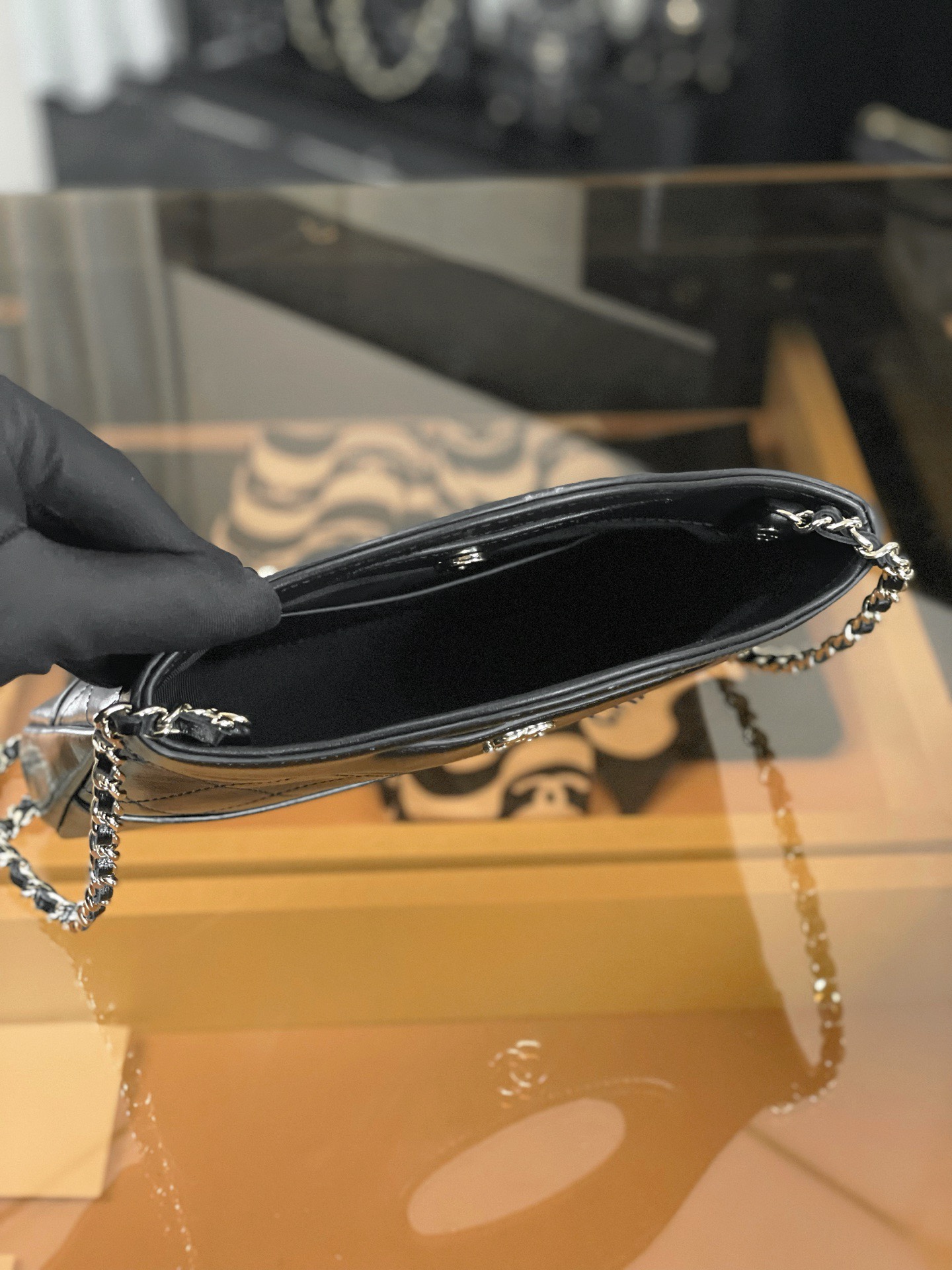 特▪️級鋼 大H實拍
全新到貨🆕𝗖𝗵𝗮𝗻𝗲𝟭 𝟮𝟓𝐏 羊皮系列
𝟥𝟣𝖡𝖺𝗀 𝖭𝖺𝗇𝗈 黑色

𝟐𝟓𝐏橫版𝟥𝟣𝗆𝗂𝗇𝗂可愛無敵𝖦𝖾𝗍❕
“包王”經典再現巧妙設計🪄
滿足了時髦精的在所期待啦…
軟萌感讓我毫無抵抗力〰️

五金：厚鍍𝟣𝟦𝖪淡金
皮料:   金標𝗓𝗉原廠小羊皮
尺寸：𝟣𝟩.𝟧*𝟤𝟢.𝟧*𝟥.𝟧 𝖼𝗆
3656