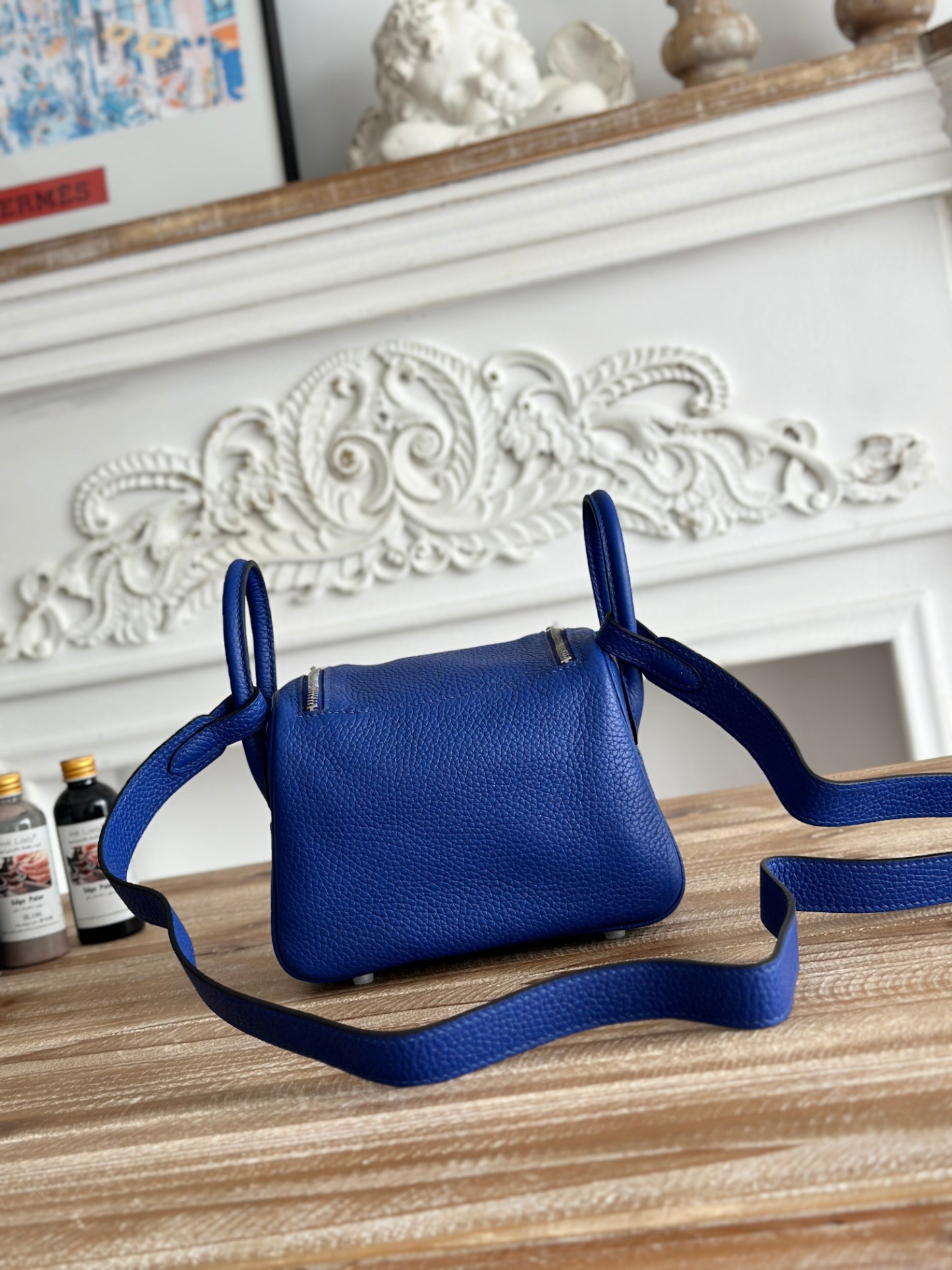 琳迪lindy 19cm	
Tc皮 蜜蠟線半手工縫製
lindy19保留了琳迪包所有細節的完整設計，側口袋、拉鍊等全部都是經典的設計√
這只小可愛暴擊了多少人的少女心