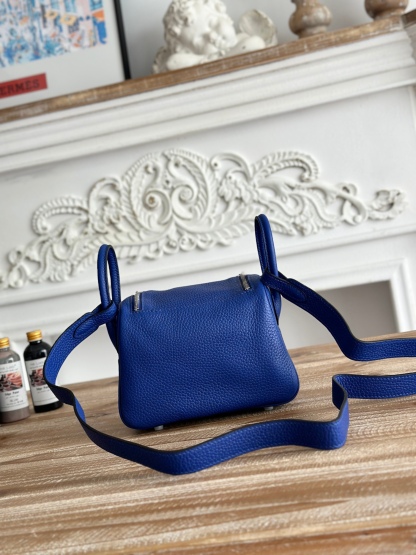 琳迪lindy 19cm	
Tc皮 蜜蠟線半手工縫製
lindy19保留了琳迪包所有細節的完整設計，側口袋、拉鍊等全部都是經典的設計√
這只小可愛暴擊了多少人的少女心