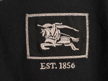 🔝BURBERRY巴寶莉BBR 哥特體刺繡短袖T恤
正品4550購入，100%洗後維斯棉235克，舒彈羅紋285克，進口刺繡，面料酵洗，定制1：1商標，寬松版型
B Size：S-XL