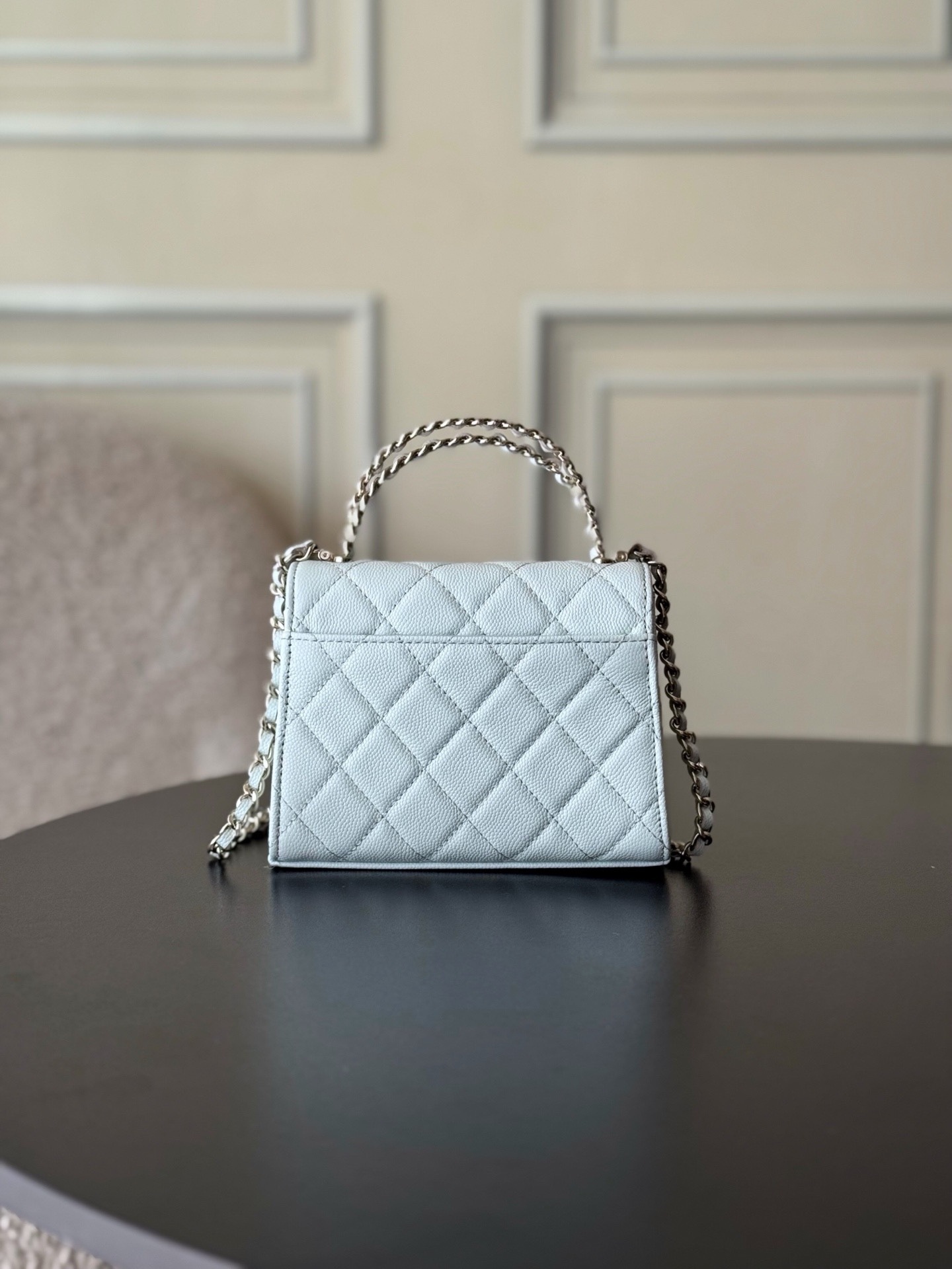 Chanel 25S 新款本季 最火的小球牛皮Kelly 手柄包
這顆絕對是黑馬
第一眼看到就深深愛上💕
顏值不必說 直接閉眼入不會錯
很好打理 也是百搭型
實現了單背斜挎腋下背手拎的效果📷
簡直就是福音〰️
很精緻 值得珍藏🔝

五金：全鋼18K淺金
皮料：獨家Haas小牛皮
尺寸：𝟏𝟒.𝟓*𝟏𝟏.𝟓*𝟓.𝟓 𝚌𝚖
型號：AS3237