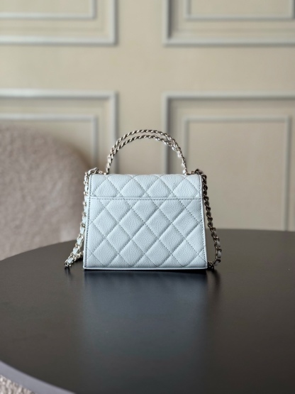 Chanel 25S 新款本季 最火的小球牛皮Kelly 手柄包
這顆絕對是黑馬
第一眼看到就深深愛上💕
顏值不必說 直接閉眼入不會錯
很好打理 也是百搭型
實現了單背斜挎腋下背手拎的效果📷
簡直就是福音〰️
很精緻 值得珍藏🔝

五金：全鋼18K淺金
皮料：獨家Haas小牛皮
尺寸：𝟏𝟒.𝟓*𝟏𝟏.𝟓*𝟓.𝟓 𝚌𝚖
型號：AS3237