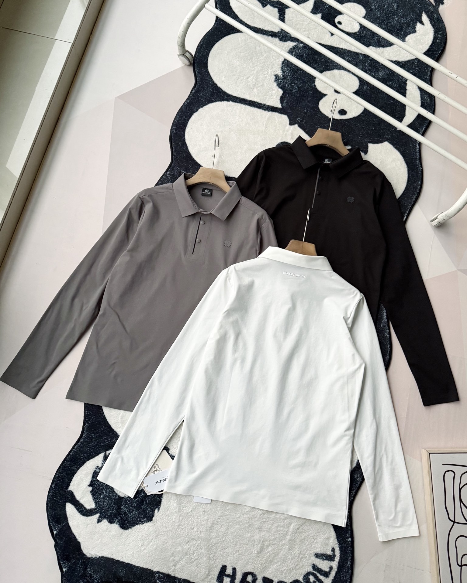 春季新款 KOLON SPORT可隆吸濕長袖防曬+抗菌SECOt恤翻領POLO
大身採用可隆自研面料，具有吸濕速乾，UPF215+防曬及Polygiene抑菌功能門襟採用激光切割工藝，結合肩部超聲波貼合工藝，提升細節品質感領口，門襟及下擺均採用熱壓工藝，外觀平整
